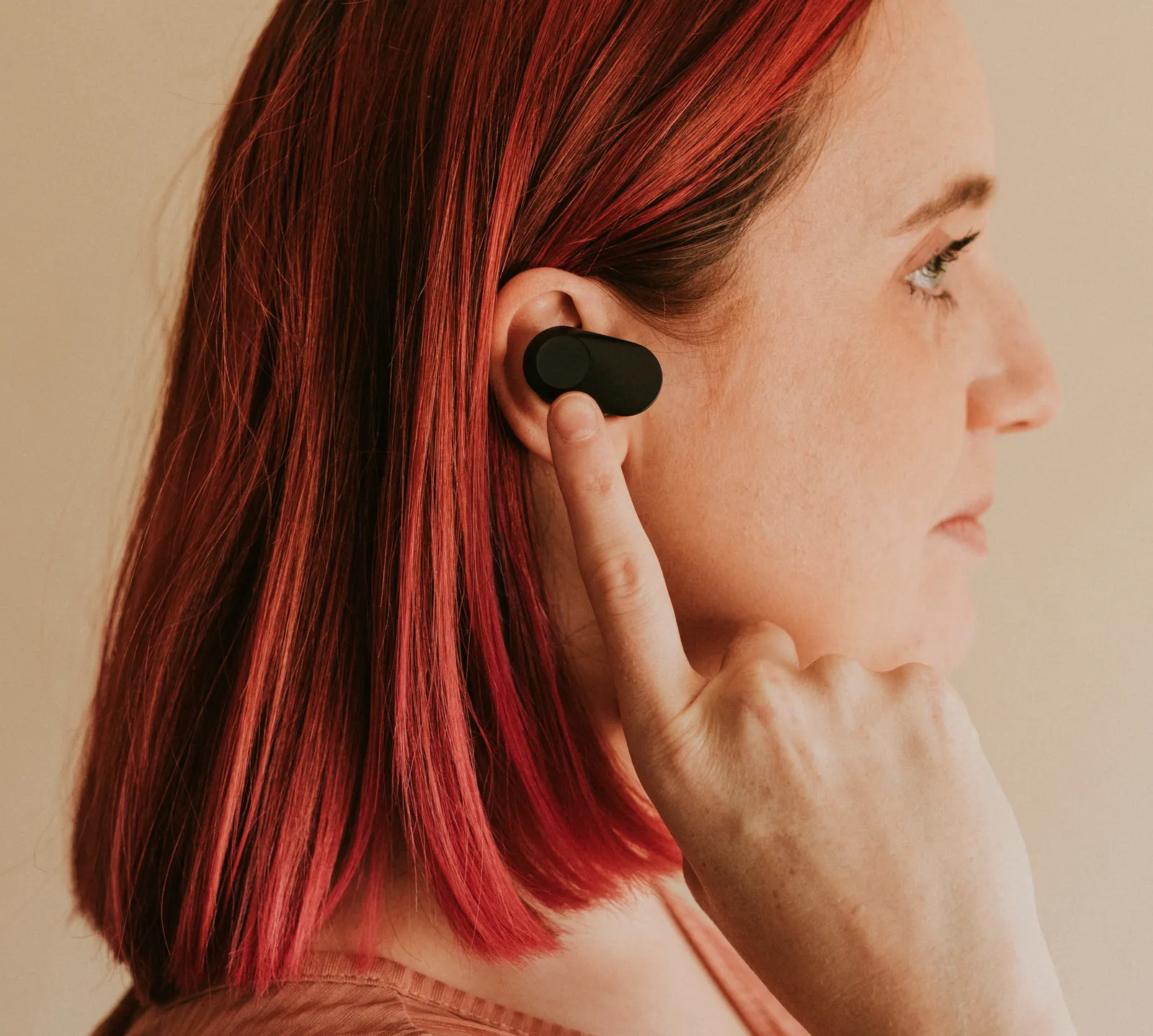 A person wearing wireless earbuds